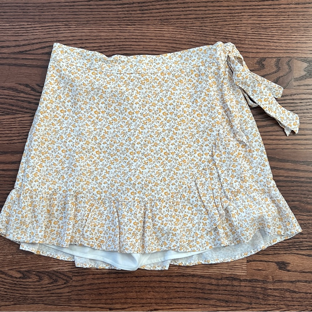 Hollister Ultra High Rise Yellow Floral Mini Skirt built-in shorts Size Small
